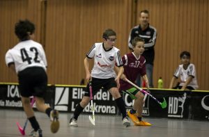 Barn spelar innebandy